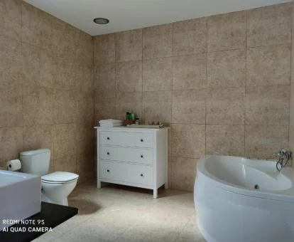 Baño con jacuzzi privado de este apartamento independiente.