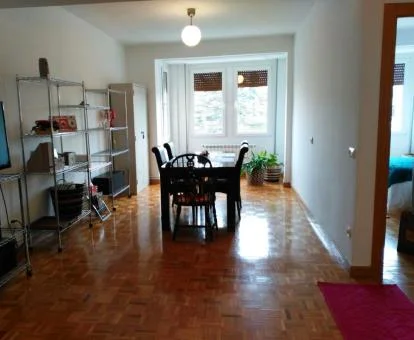 Interior de este luminoso apartamento con bañera de hidromasaje privada.