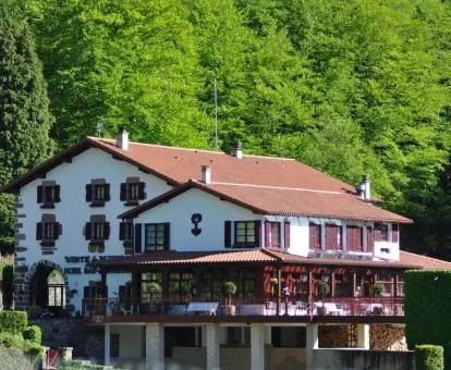 Edificio de este acogedor hotel rural rodeado de vegetación.