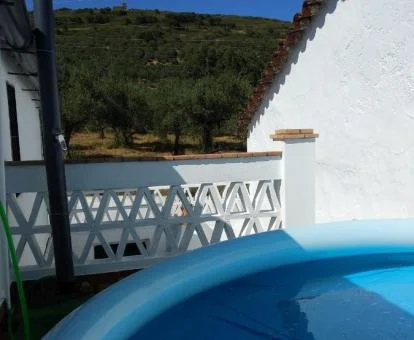 Acogedora terraza con piscina y vistas a la naturaleza de este establecimiento.