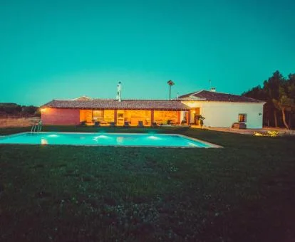 Precioso establecimiento con amplia zona exterior y piscina.