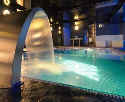 Piscina cubierta con elementos de hidroterapia del spa del hotel.