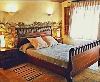 Una de las hermosas habitaciones de estilo rústico y paredes de piedra de este hotel rural.