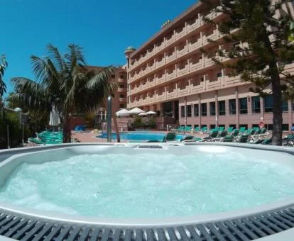 Zonas exteriores de este hotel con piscina al aire libre y jacuzzis.