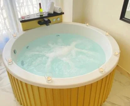 Jacuzzi privado circular de la suite cuadrada del establecimiento.