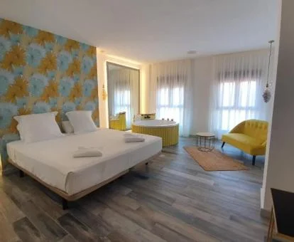 Dormitorio con jacuzzi junto a la cama de uno de los apartamentos del complejo