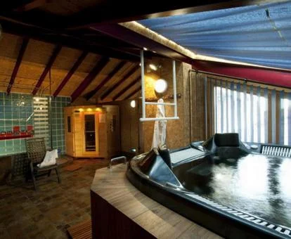 Acogedor spa con jacuzzi y sauna de este hotel romántico.