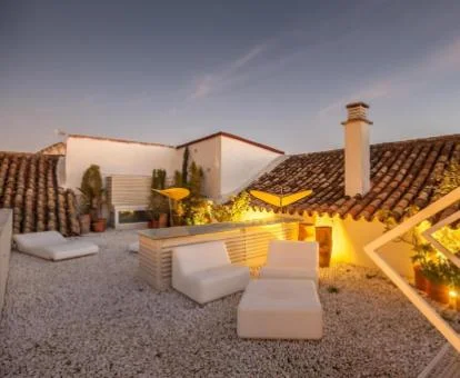 Zona exterior con mobiliario de este coqueto hotel boutique.