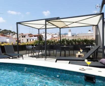 Agradable terraza en la azotea con tumbonas y solarium.