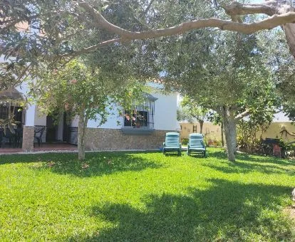 Acogedora casa rural independiente con amplios jardines.