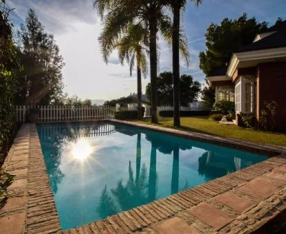 Amplia piscina exterior rodeada de naturaleza de este hotel con encanto.