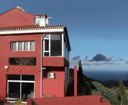 Edificio de este alojamiento solo para adultos con vistas a la naturaleza.