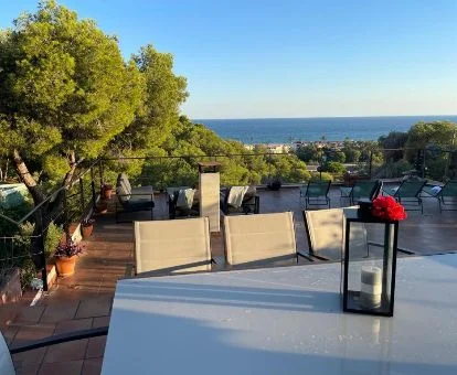 Terraza con vistas al mar y a la vegetación que rodea esta hermosa villa privada.