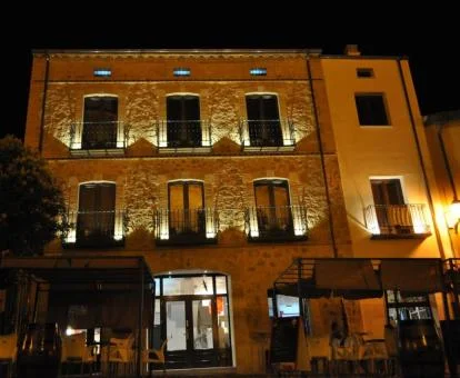 Edificio con iluminación nocturna y terraza exterior de este hotel romántico.