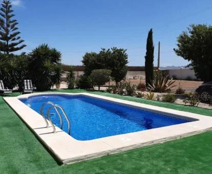 Zona exterior con piscina de este hotel rural.