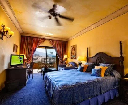 Una de las habitaciones de estilo tradicional con balcón y vistas de este hotel boutique.