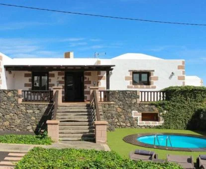 Hermosa villa independiente con bellos jardines y piscina exterior.