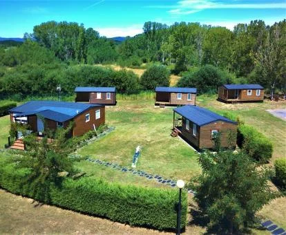 Vista aérea de este establecimiento rural con casas independientes y bellos jardines.