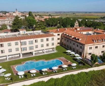 Vista aérea de este precioso hotel con piscina exterior.