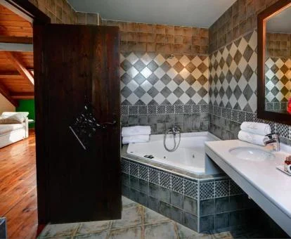 Baño con bañera de hidromasaje privada del apartamento superior de un dormitorio.