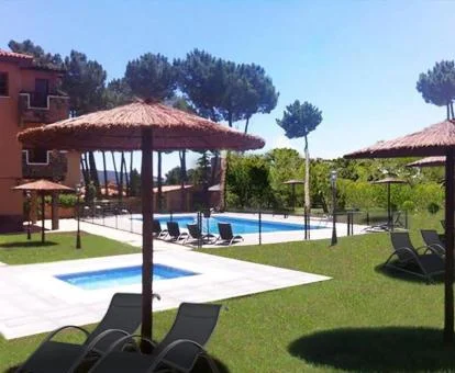 Zona exterior de este hotel rural con amplios jardines y piscina exterior.