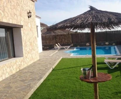 Amplia zona exterior de esta casa independiente con zona exterior y piscina privada.