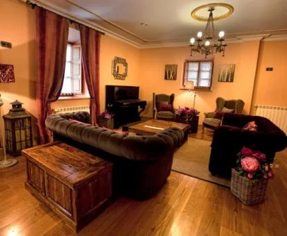 Acogedora zona exterior con mobiliario de este alojamiento rural.