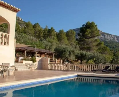 Zona exterior con piscina y vistas a la naturaleza de este hotel rural.
