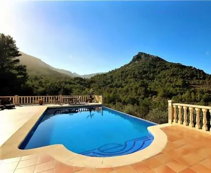 Preciosa piscina de borde infinito con vistas a la naturaleza de este hotel con encanto.