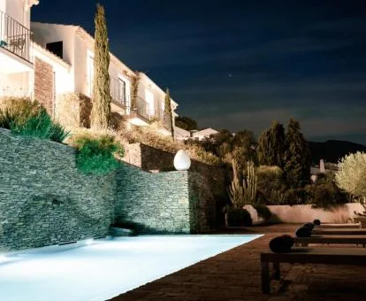 Zona exterior con piscina y tumbonas de este acogedor hotel boutique.