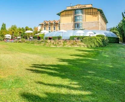 Edificio de este hotel rural rodeado de jardines.