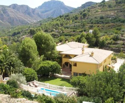 Edificio de este hotel rural con piscina exterior y vistas al campo.
