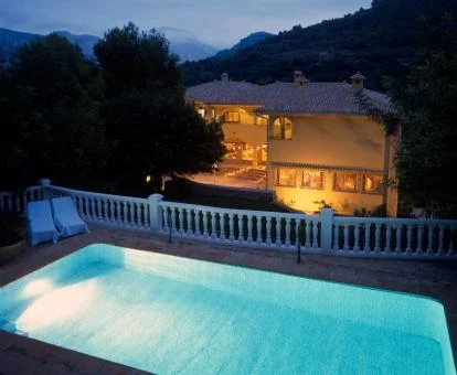 Hotel con encanto rodeado de naturaleza con piscina.