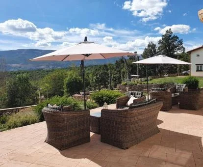 Terraza con mobiliario y espectaculares vistas a las montañas de este maravilloso hotel rural.
