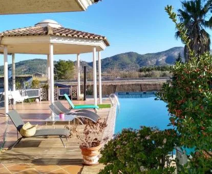 Fabulosa zona exterior con piscina y vistas a la naturaleza de este alojamiento.