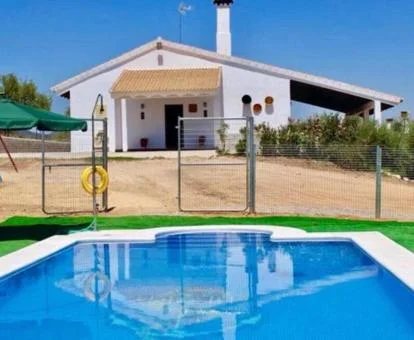 Preciosa casa independiente con zonas exteriores y piscina privada.