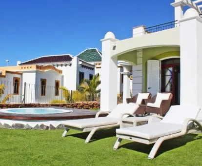 Zona exterior con jacuzzi privado de una de las preciosas villas del establecimiento.