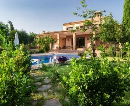 Precioso hotel con encanto rodeado de naturaleza con piscina exterior.