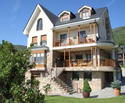 Edificio de este elegante hotel rural con bellos jardines.