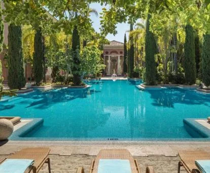 Maravillosa piscina exterior rodeada de vegetación de este espectacular hotel.