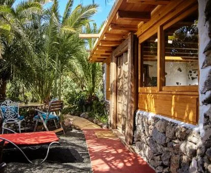 Acogedora casita con zona exterior rodeada de pàlmeras.