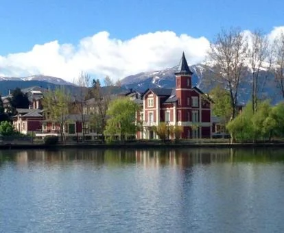 Hermoso hotel rural rodeado de jardines junto a un gran lago.