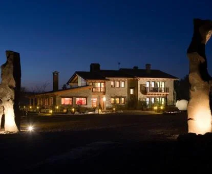 Edificio con iluminación nocturna de este maravilloso hotel rural perfecto para disfrutar de la tranquilidad.
