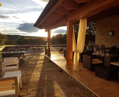 Coqueta terraza con vistas a la naturaleza de este hotel romántico.