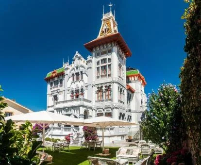 Hermoso edificio de este coqueto hotel boutique con jardín y mobiliario.