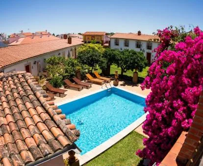 Vista aérea de este precioso establecimiento rural con piscina exterior.