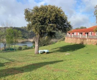 Establecimiento rural con amplios jardines y vistas al lago.