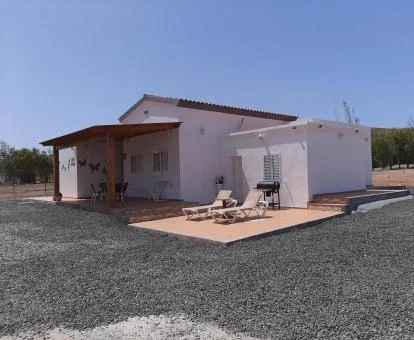 Preciosa villa independiente en zona tranquila con amplia zona exterior.