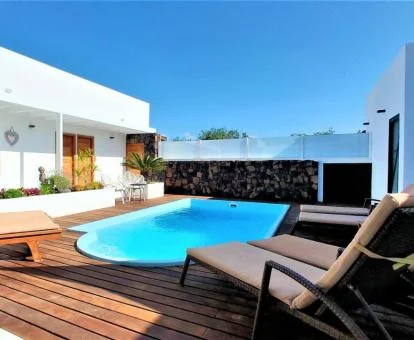 Preciosa villa con piscina exterior y tumbonas que alberga este alojamiento solo para adultos.