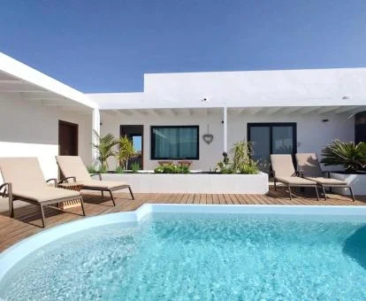 Precioso alojamiento con piscina exterior y solarium.